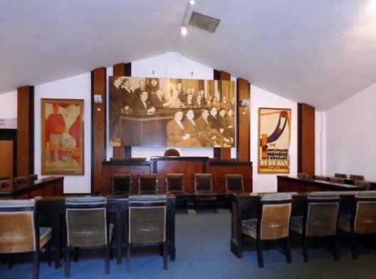 Sala de reuniões com movelaria e tipografia art déco, no Museo del Fútbol, Estádio Centenário, nov. 2013