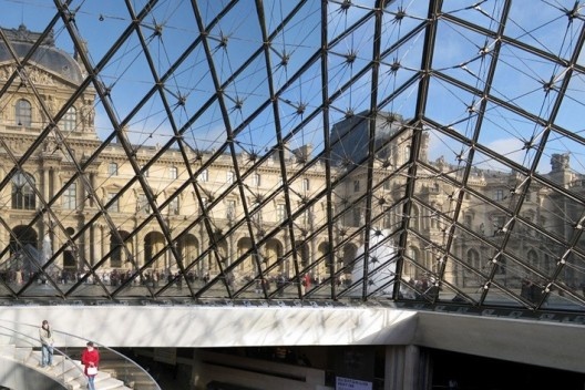 Museu do Louvre, Paris, meio da manhã de um dia de sol...