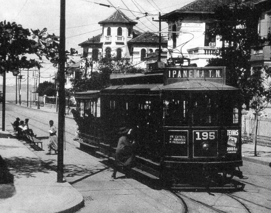 Bonde passando por Ipanema