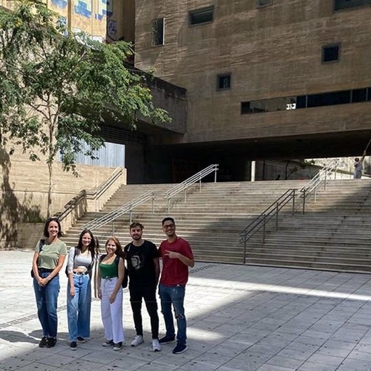 Estudantes de arquitetura Jannina Lima de Andrade Lins, Ayslane Pires de Almeida, Tainara Miranda de Oliveira, Bruno Rodrigues Alves de Pinho e Vinicius Eliel Almeida Ramos na Praça das Artes, São Paulo