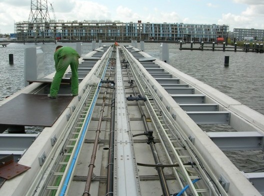 Detalhe das instalações sanitárias e elétricas nos decks de ancoragem