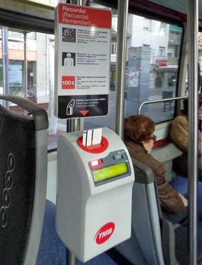 Barcelona, fev. 2013. Equipamento para validação de passagem no ônibus