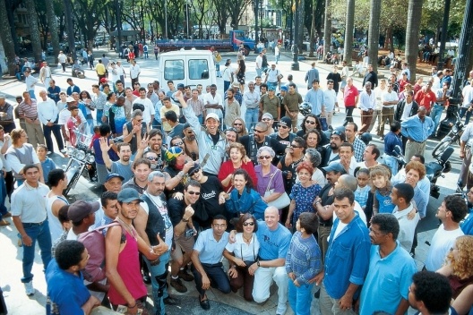 Com algumas das pessoas que o abrigaram no dia da volta. Praça da Sé