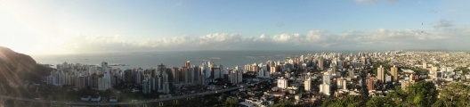Visão panorâmica do Convento para a cidade de Vila Velha, com destaque para o “mar de prédios”
