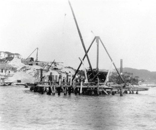 Montagem da ensecadeira para a concretagem do pilone da torre principal