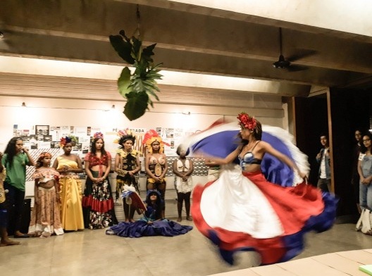 Exposição Pé na Estrada Belém. Performance de dança típica paraense