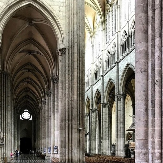 Catedral de Amiens, as pessoas dão uma noção do tamanho do templo