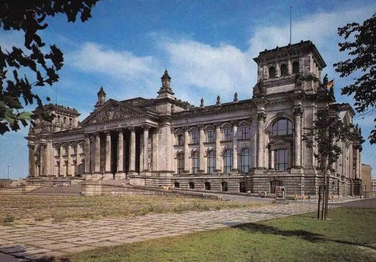 Reichstag sem a clarabóia de vidro destruída na guerra e anterior à intervenção de Norman Foster, Berlim