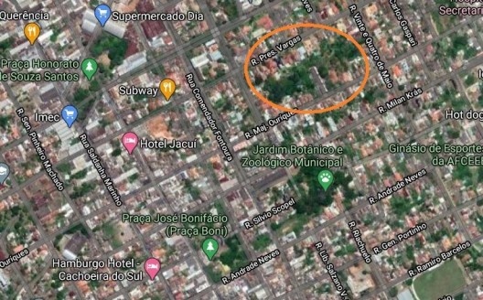 área verde configurada por jardins privados contíguos (marcação em laranja), que pode ser comparada com áreas verdes públicas próximas, como o Jardim Botânico (logo abaixo), a Praça José Bonifácio (abaixo à esquerda) e a Praça Honorato (á esquerda)