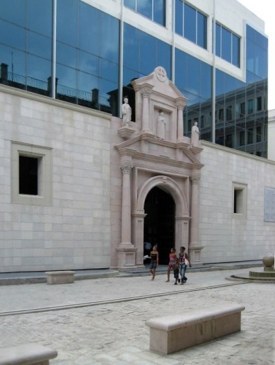 Convento de São Domingos. Fachada falsa colocada na frente do prédio moderno, ex-ministério da educação. Centro Histórico de Havana