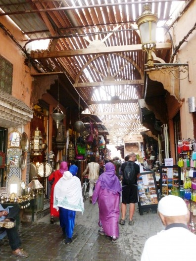 Um típico “Souk” em Marrakech. Detalhe para o sistema de sombreamento em madeira