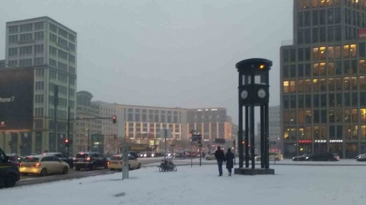 Ampla área de calçadão coberta por neve, esquina da Potsdamer Straße com a Ebertstraße