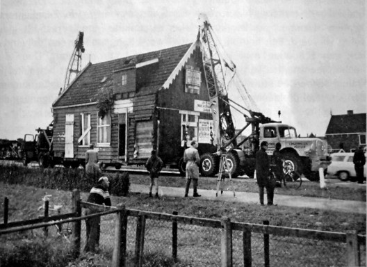 Transporte de uma casa do Weeshuispad, em Zaandijk, para o Zaanse Schans