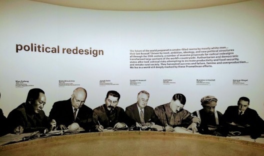 Exposição “Countryside, The Future”, Guggenheim Nova York, fev. 2020. Proposta expositiva: aplicação de textos e imagens nas paredes