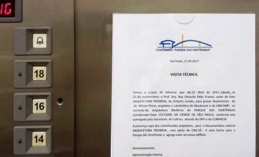 Edifício Parque das Hortênsias, elevador e informe da visitação escrito pela autora
