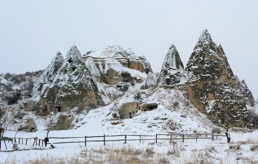 Habitações escavadas nas formações rochosas cônicas. Göreme, 2012