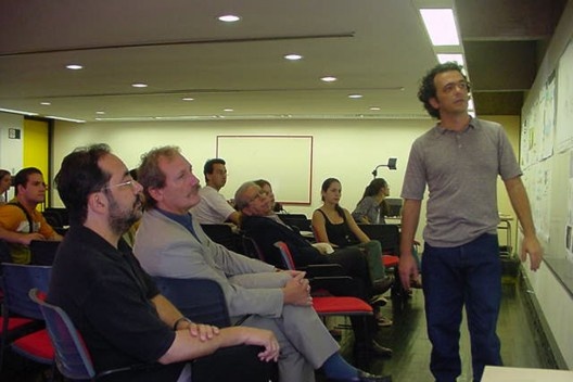 Painel Final do Trabalho Final de Graduação. Da esquerda para a direita: Professores Julio R. Colares, Pierre Fernandez, Claudio Araújo. À direita, concluinte André Gomes. Núcleo de Projetos, FAU UniRitter, 2001