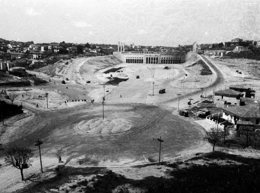 A acomodação do conjunto do Pacaembu no fundo do vale em meio à incipiente ocupação do bairro residencial do entorno, à época da inauguração em 1940