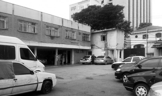 Vista do pátio interno: acesso à Rua Tomas Carvalhal