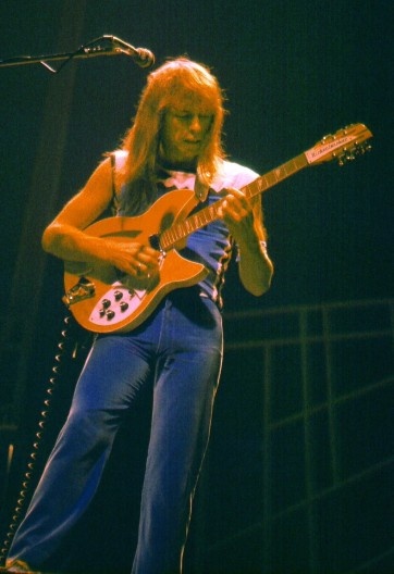 Steve Howe, guitarrista do grupo Yes em show em 1977