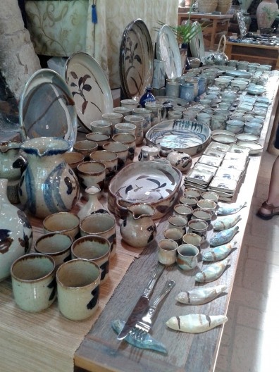 Peças cerâmicas expostas em loja da cidade, Cunha