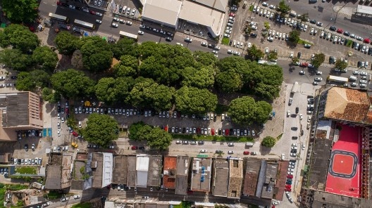 Praça Marechal Deodoro, presença de veículos no espaço da praça antes da intervenção, Salvador BA Brasil