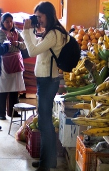 Silvana Romano no Mercado Municipal de Quito, Equador