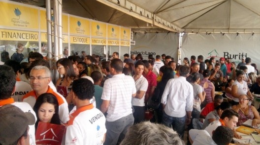 Imagens do “stand” de vendas dos loteamentos em Luzimangues