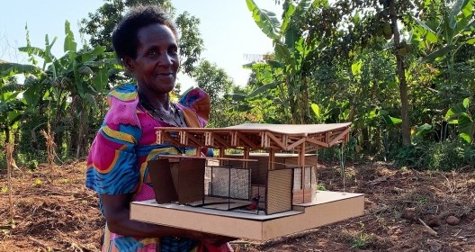 Nannono Imaculate segurando a maquete de sua futura residência
