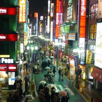 Rua de Shinjuku, o bairro mais vibrante da cidade