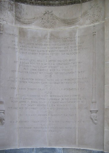 Soldiers’ Memorial Gateway: inscrições com nomes dos homens americanos que Brown University perdeu na Primeira Guerra Mundial