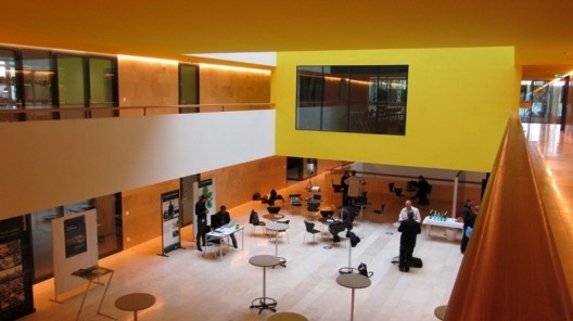 HIT: O átrio central, um espaço de convivência com uso especializado em cada nível. No terceiro andar, por exemplo, há uma pequena copa e espaço para a realização de coffee-breaks