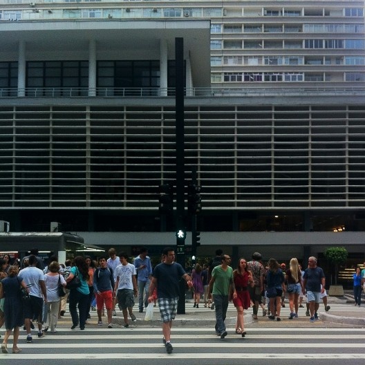 Pessoas atravessando na faixa de pedestres, São Paulo