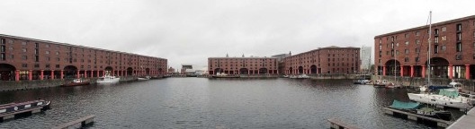 Panorâmica da Albert Dock. O conjunto da esquerda é ocupado pela Tate Gallery Liverpool e ao fundo pelo Museu Marítimo