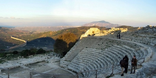 Ruínas de Teatro Grego, sítio arqueológico de Segesta, Sicília, Itália. Foto Victor Hugo Mori