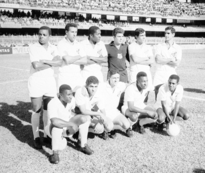 Time do Santos com Coutinho e Pelé