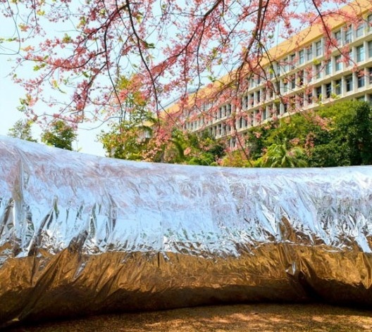 Reflexão metalizada em dia claro