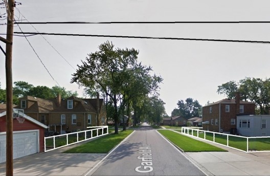 Rua Garfield, subúrbio de Chicago, mostrando o cercamento dos quintais e calçadas estreitas