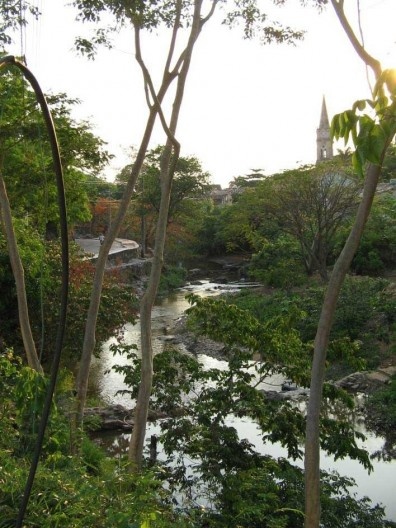 Rio Vermelho e torre da Igreja do Rosário