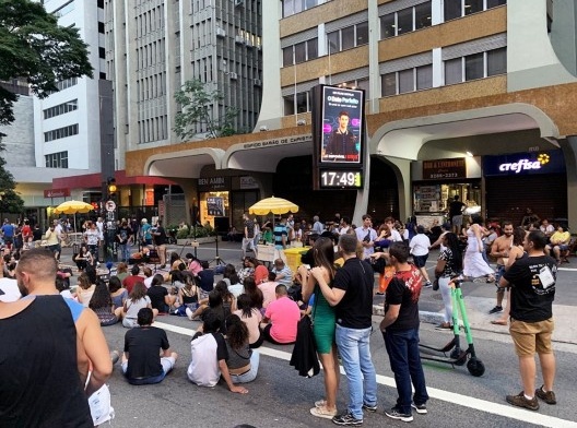 Encontro de pessoas na Avenida Paulista