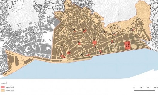 Mapa do bairro Centro com demarcação dos limites administrativos e das praças existentes em 2018