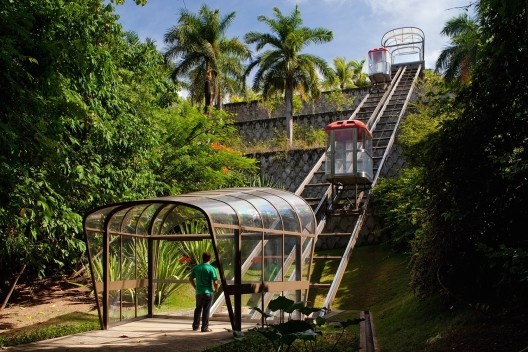 Elevadores em plano inclinado produzidos pelo Centro de Tecnologia da Rede Sarah – CTRS e instalados no Hospital do Aparelho Locomotor de Salvador