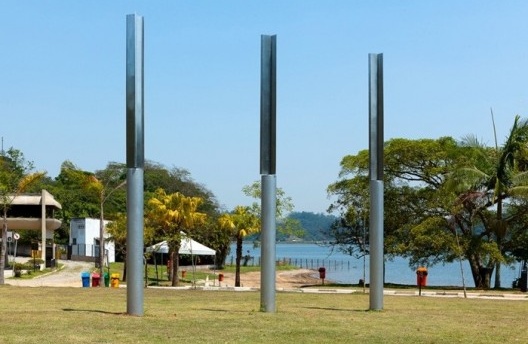 Guto Lacaz, “Claudio Leonardo Orlando Villas Boas”, conjunto instalado, Parque Estoril, São Bernardo do Campo, 2012