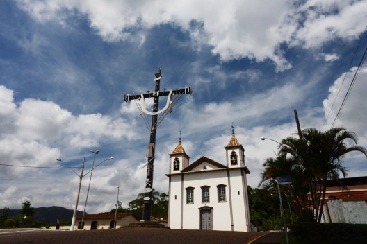 Igreja Matriz de São Gonçalo do Rio Abaixo com o Cruzeiro em primeiro plano
