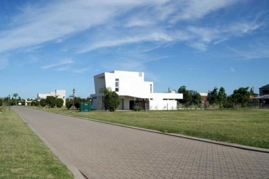 Casa H, Funes, Argentina. Arquitectos Matías Blas Imbern y Agustina González Cid