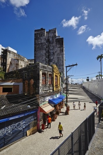 Praça e ladeira da Barroquinha, desnível vencido pela praça ladeira entre a rua Chile e a igreja. Metro arquitetos associados