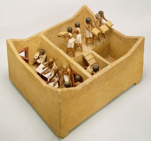 Modelo “animado” em madeira policromada de um silo com carregadores e escribas, Tumba de Meketre, Império Médio, c. 1975 a.C., c.15,5 cm de altura. The Metropolitan Museum of Art, Nova York, EUA