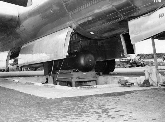 Little Boy, bomba atômica de Hiroshima embarcando na nave B-29