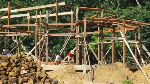 Centro Experimental Floresta Ativa - CEFA, montagem da estrutura do auditório, RESEX Tapajó-Arapiuns PA. Arquiteta Cristina Xavier