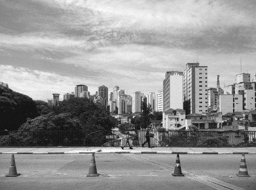 Viaduto sobre a Avenida 23 de Maio, com espigão da Avenida Paulista ao fundo